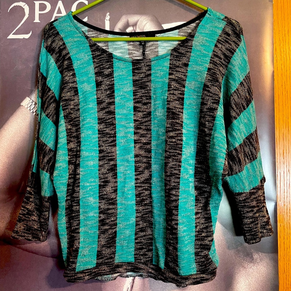 Cute, light sweater XS